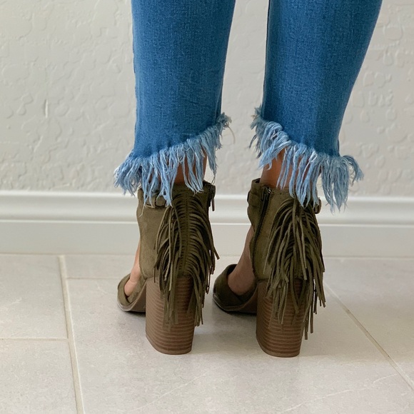 NIB Olive Crisscross Vamp Fringe Block Heel Sandal - Picture 3 of 8